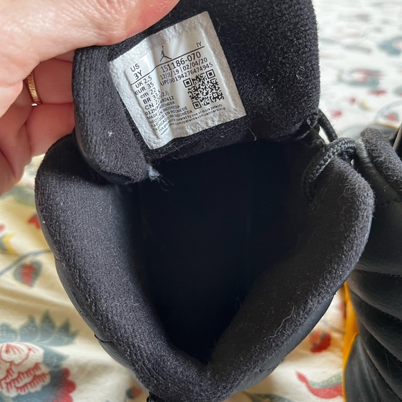 Nike Jordan Retro 12 University Gold basketball shoes - Picture 4 of 12